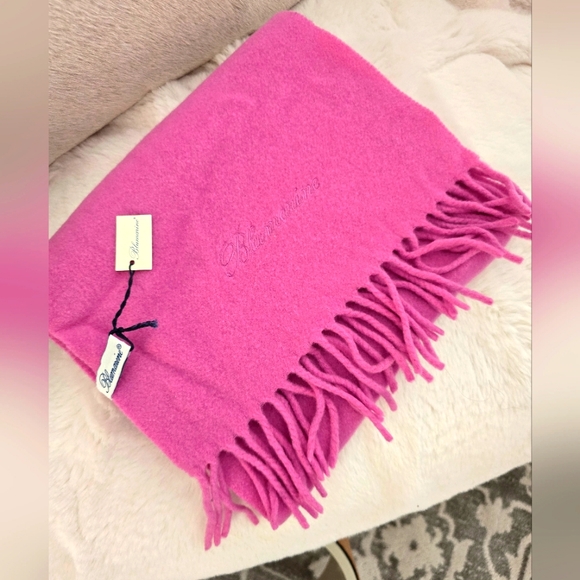 Bloomarine wool briggt pink scarf. NWT